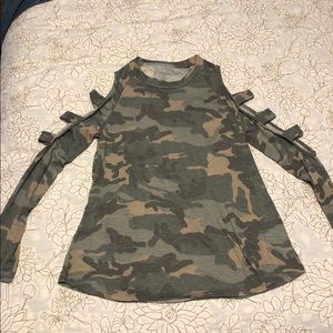 Camo cutout sleeve shirt